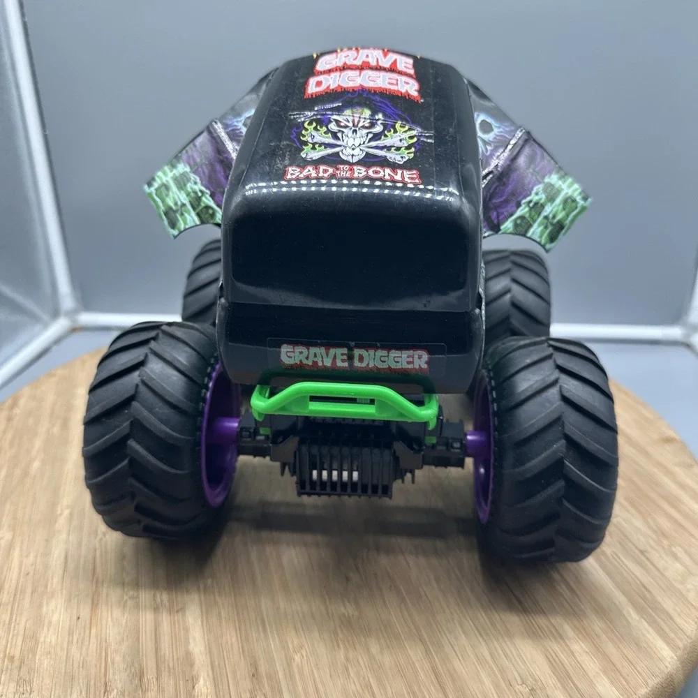 Monster Jam Smash & Bash Grave Digger RC Vehicle, 1:15 Scale